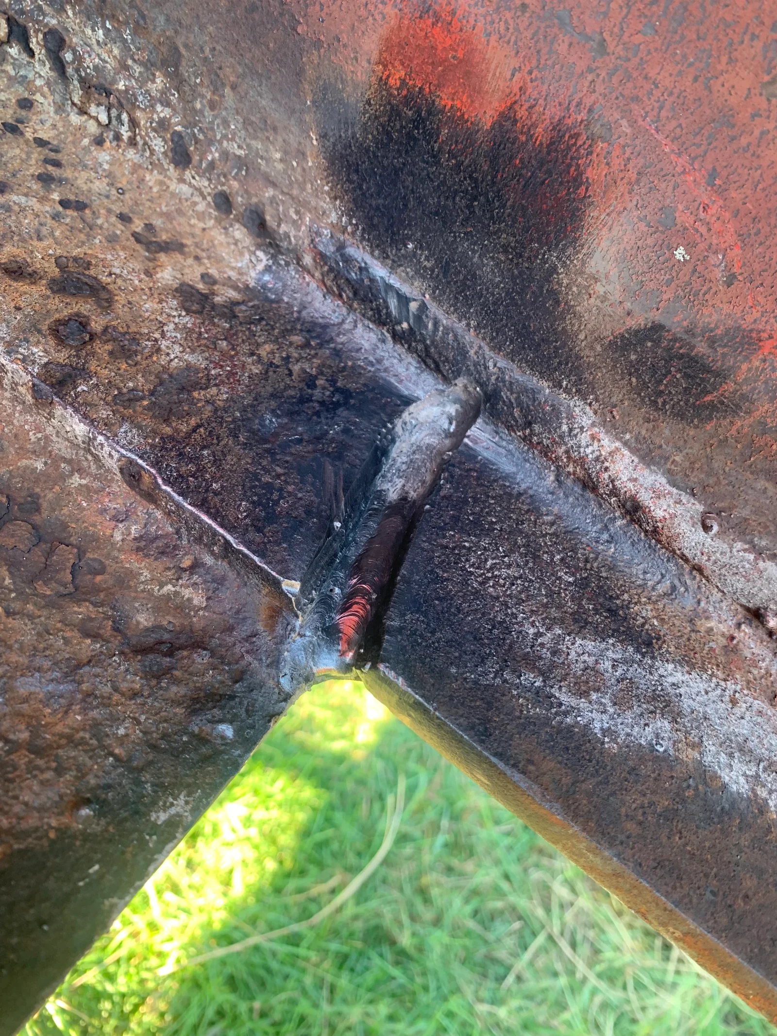 Welded pipe joint repair on corroded metal surfaces with rust removal and full-penetration weld